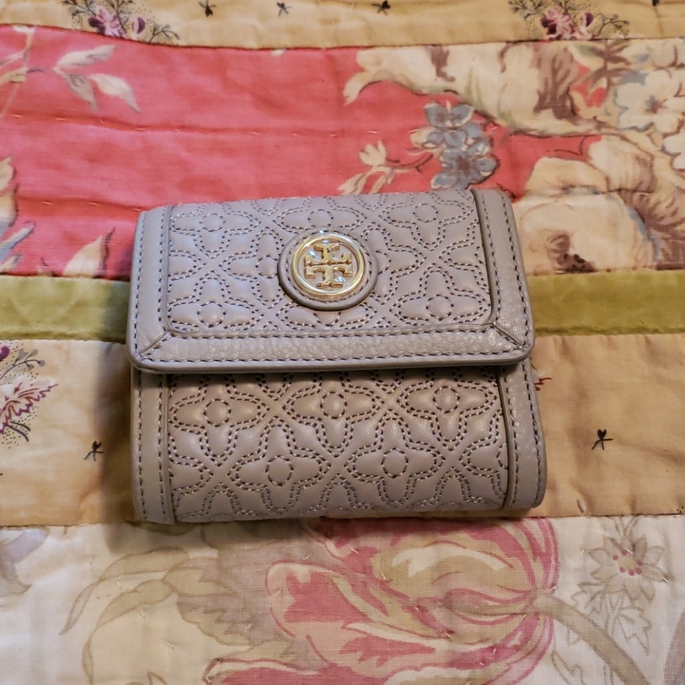 NWOT Tory Burch small Bryant trifold wallet